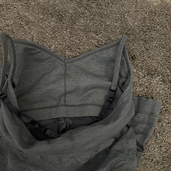 Lululemon tank top worn very little. Excellent condition. xxs or 00 - Picture 4 of 6